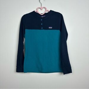 Patagonia Women's Sweater - Navy and Teal Size XS